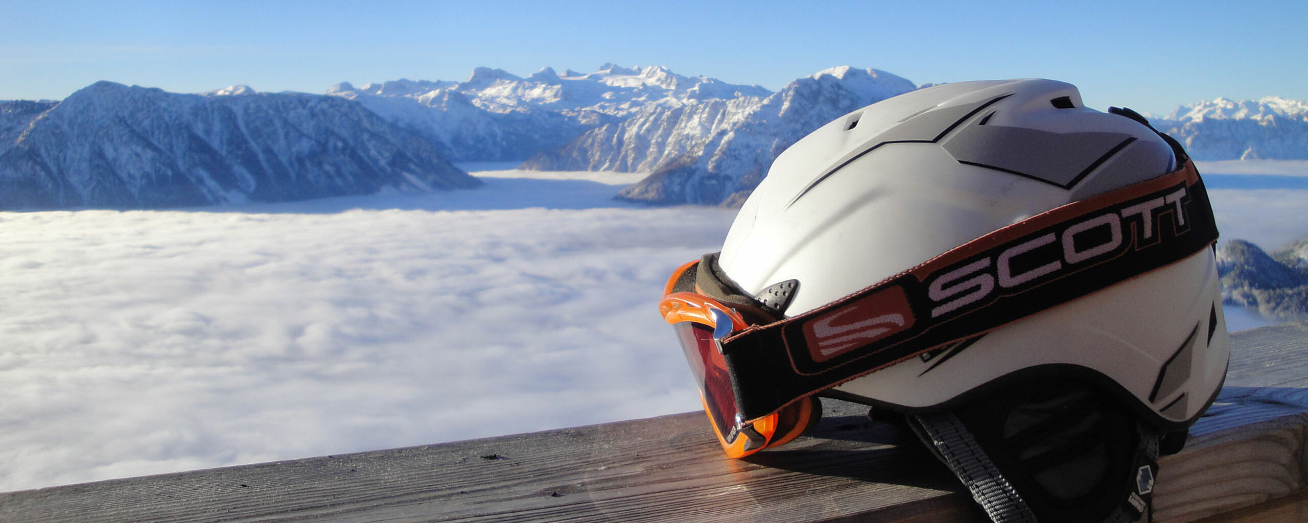 Skihelm mit Skibrille und Winterpanoramablick über Nebeldecke, c Egon Hierzegger